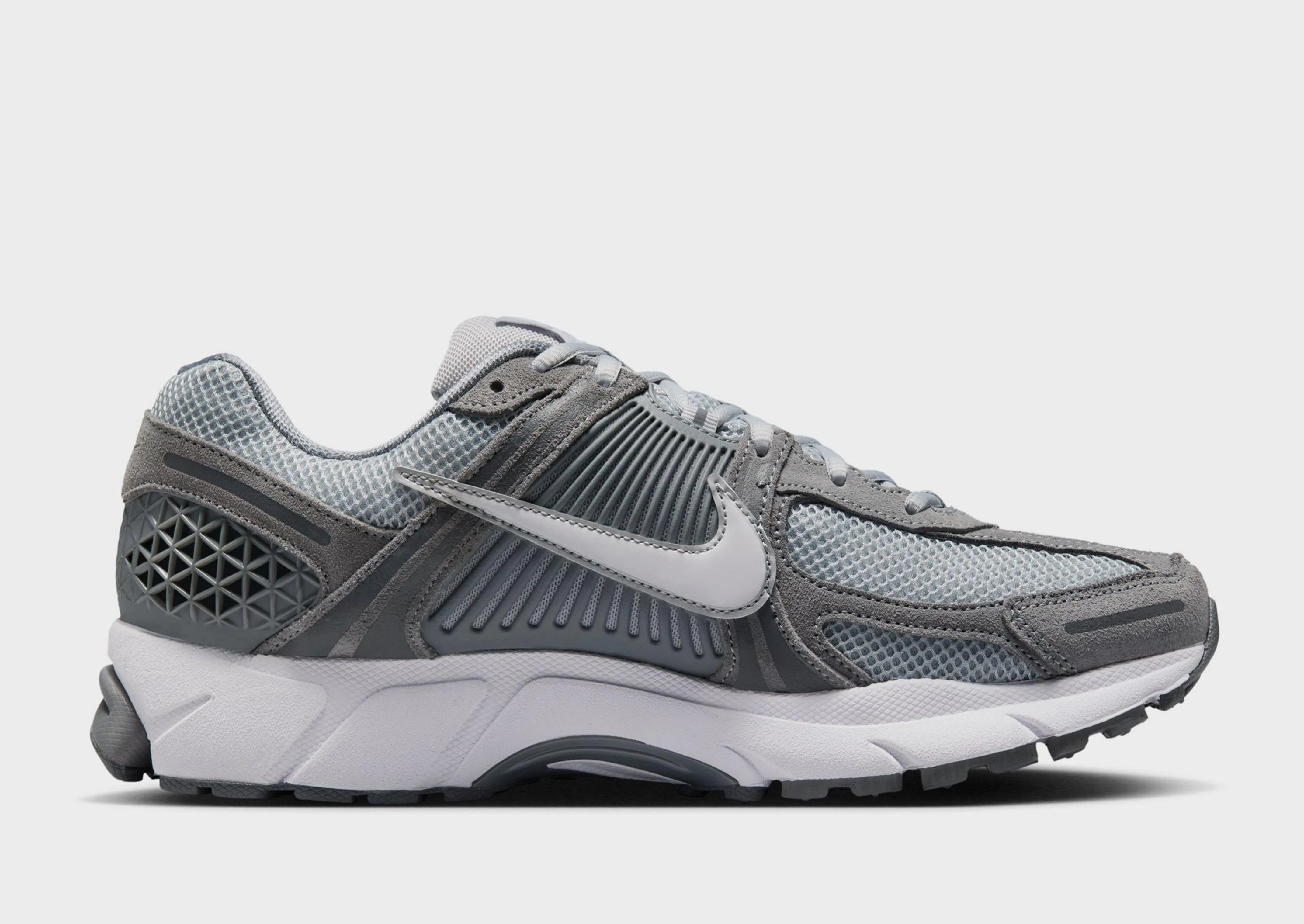 Structured Motion, No-Fuss Fit, Urban Focus, Precision In Style, All-Day Movement, Quiet Statement