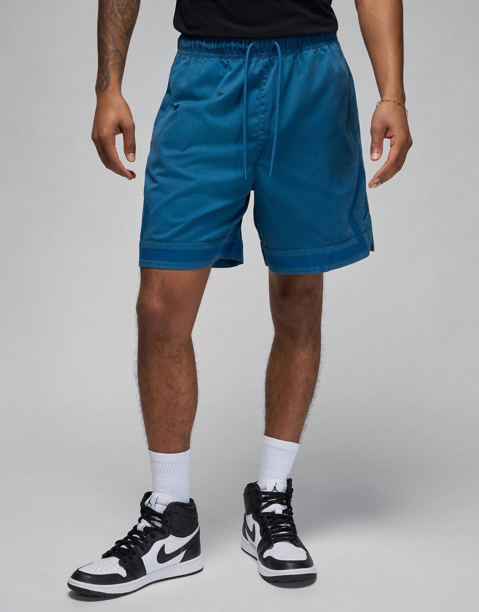 Unisex Rhythm, In-Motion Look, Day-Built, Distinctly Modern, Cool Tones, Neutral Layers, Clean Aesthetic