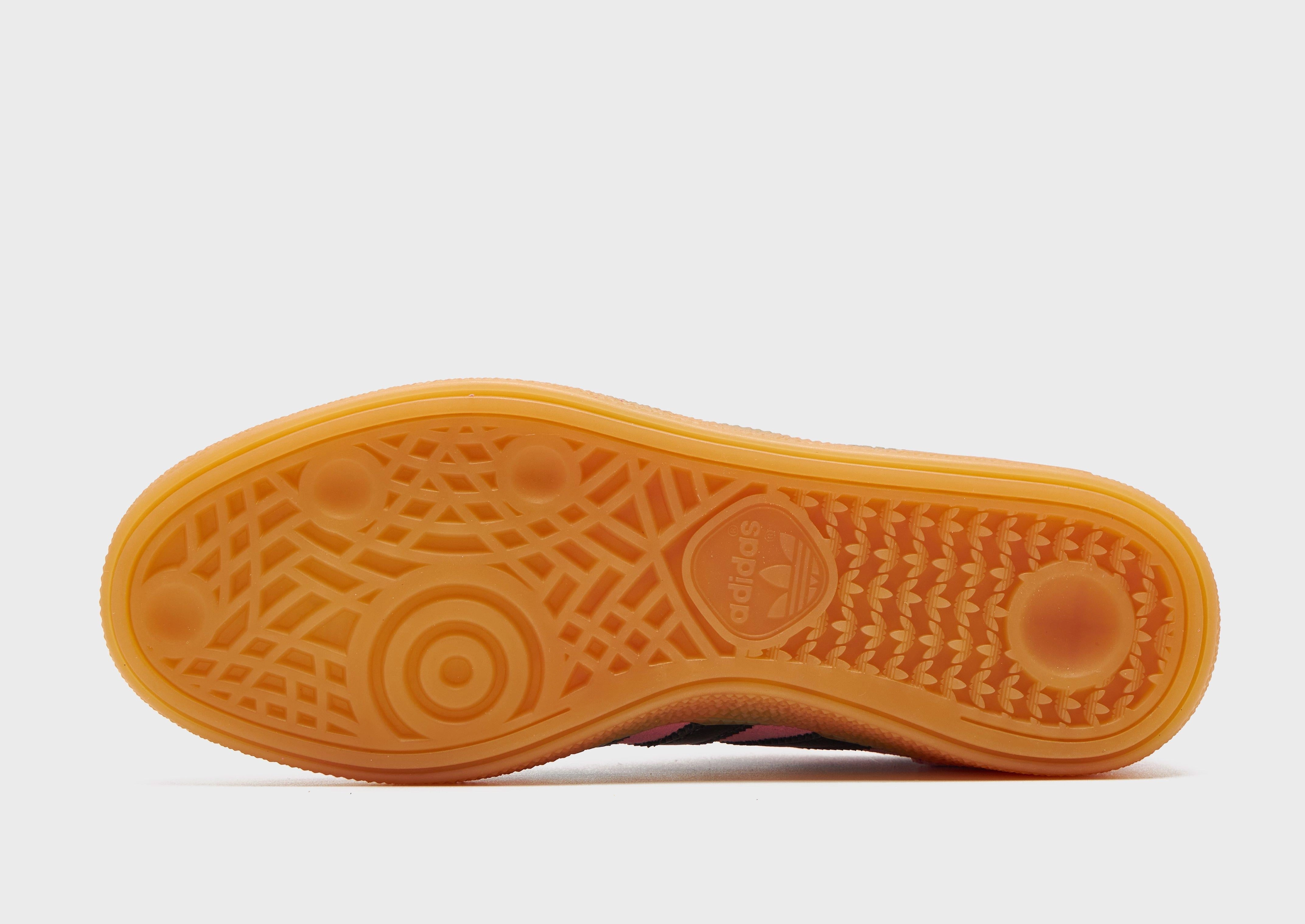 Engineered Profile, Essential Rhythm, Low-Key Performance, Modern Motionwear, Structured Freedom