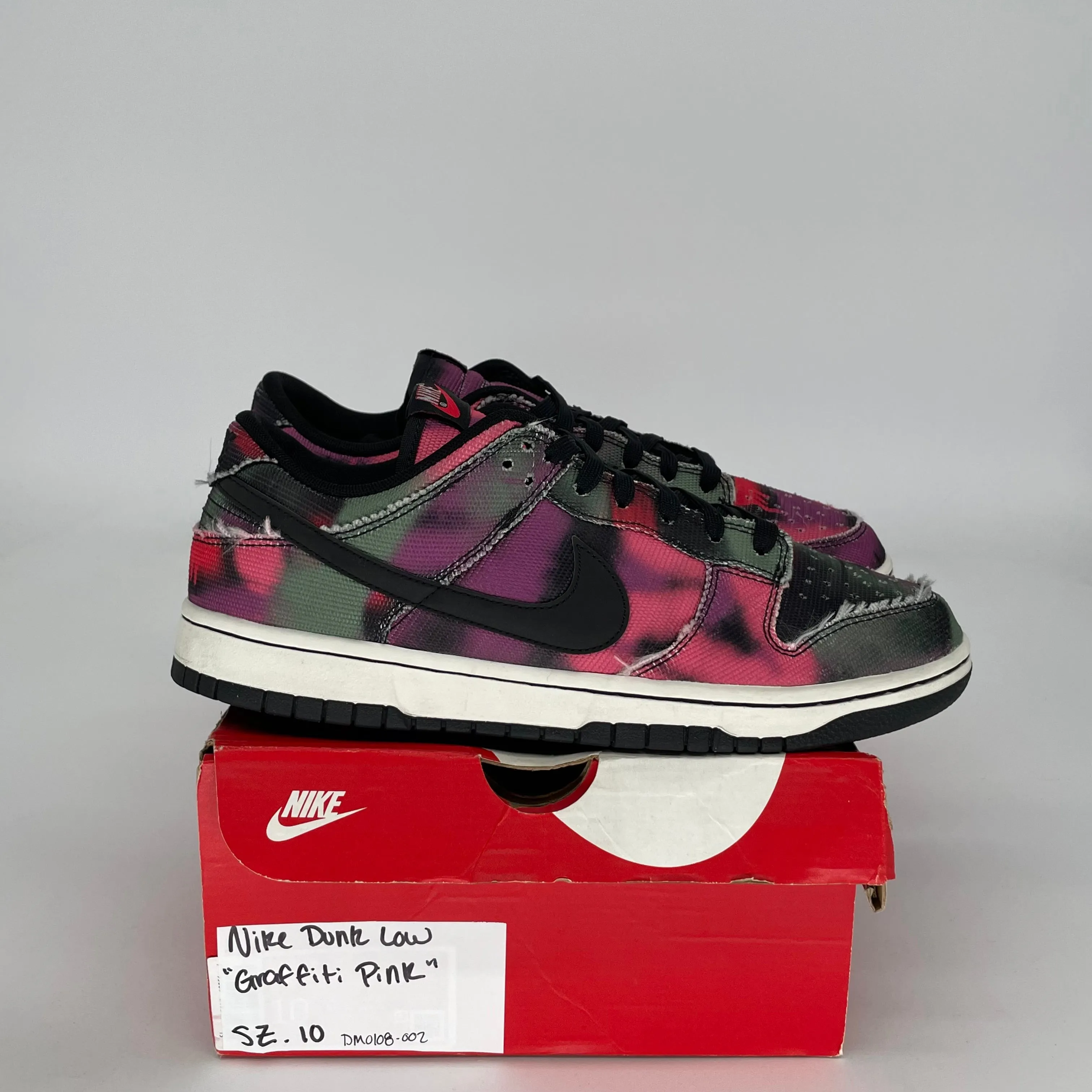 NIKE DUNK LOW GRAFFITI PINK SIZE 10 DM0108-002