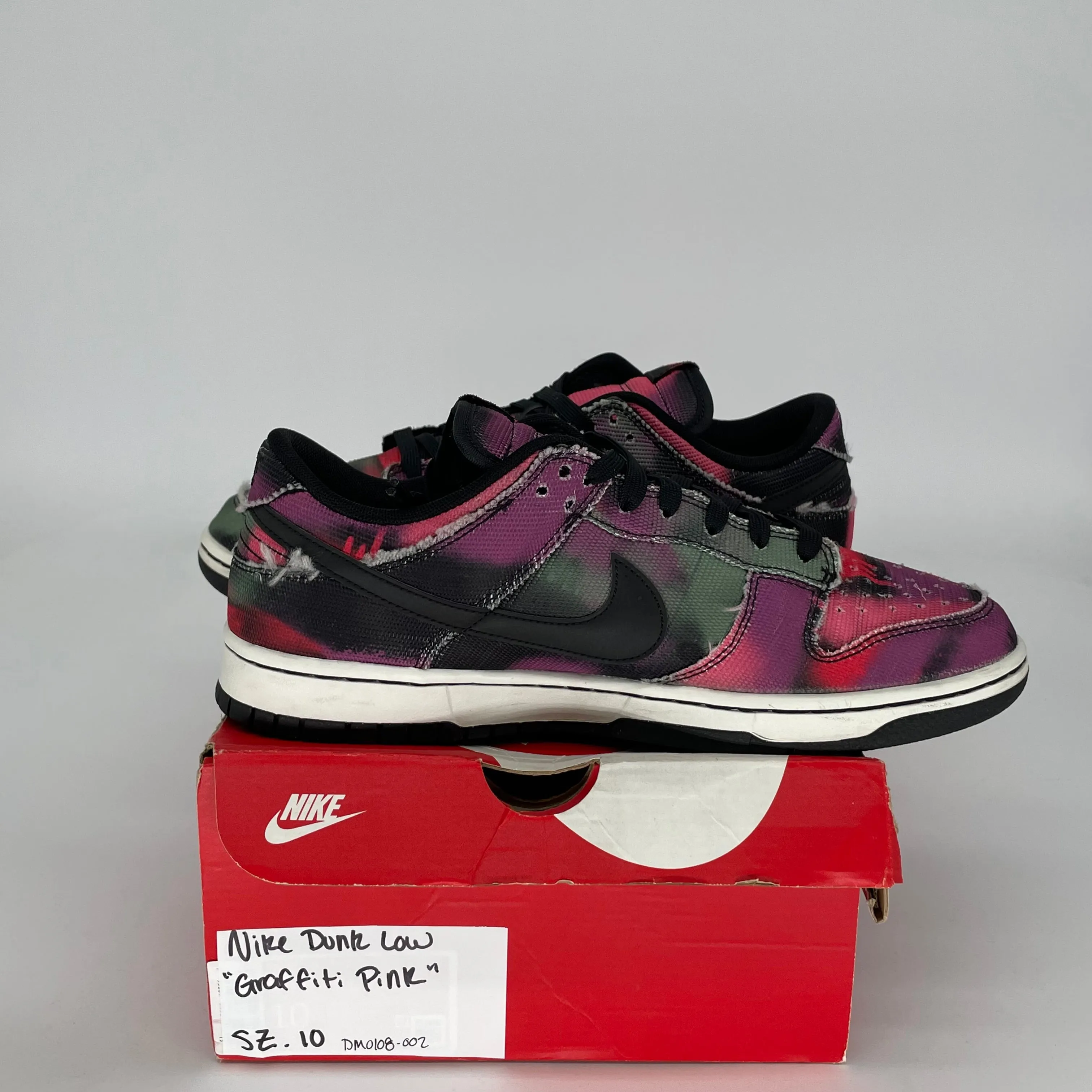 NIKE DUNK LOW GRAFFITI PINK SIZE 10 DM0108-002