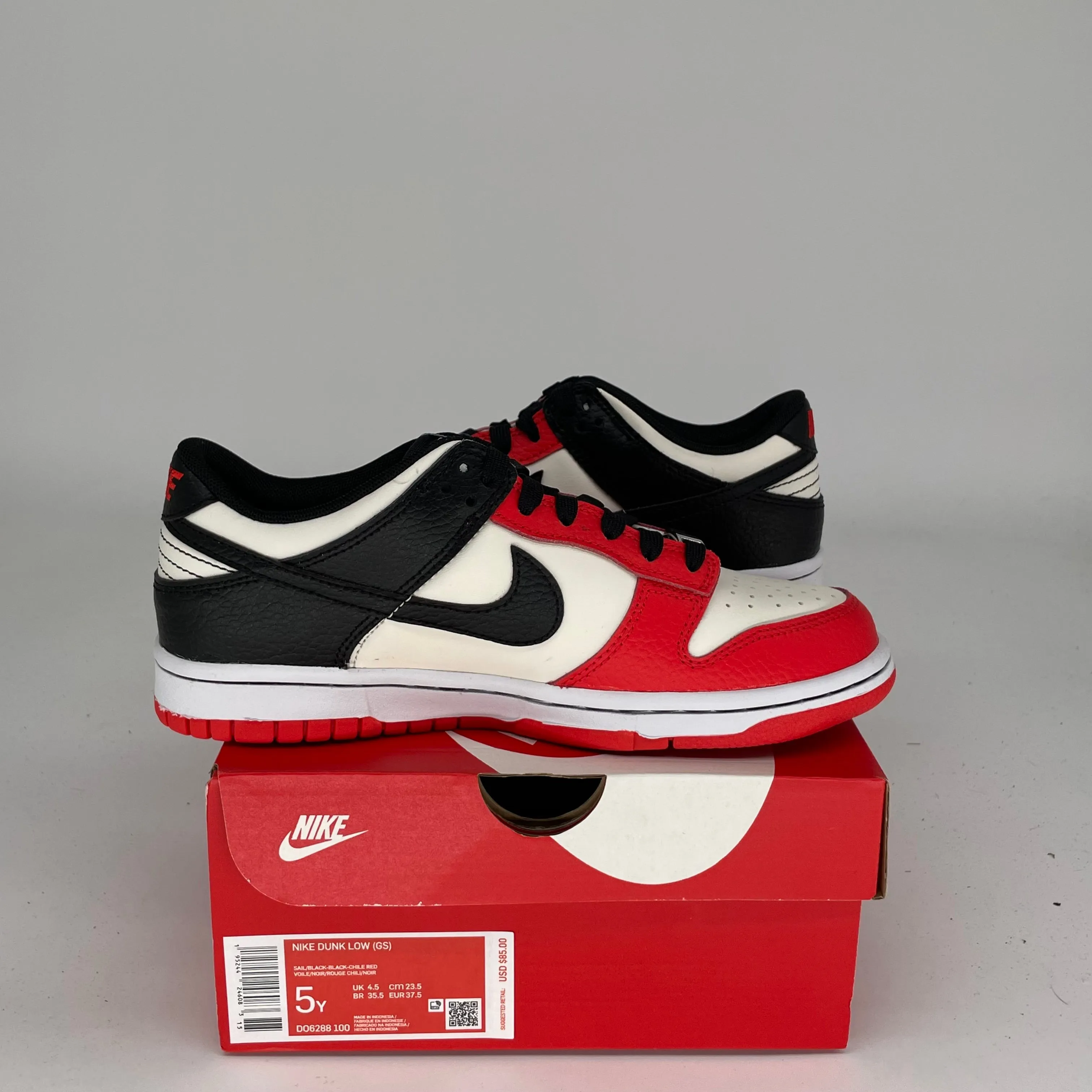 NIKE DUNK LOW NBA 75TH ANNIVERSARY CHICAGO SIZE 5Y DO6288-100