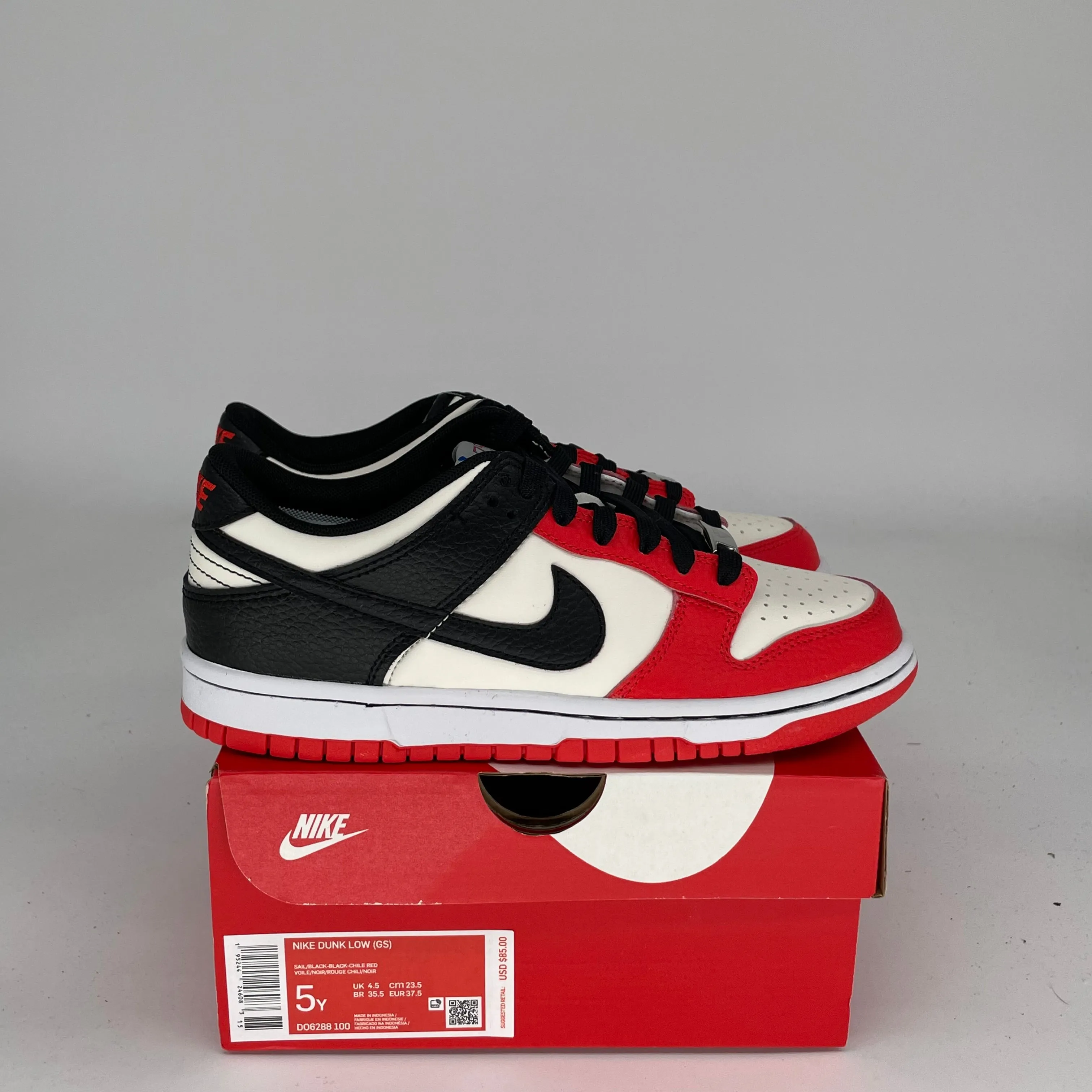 NIKE DUNK LOW NBA 75TH ANNIVERSARY CHICAGO SIZE 5Y DO6288-100