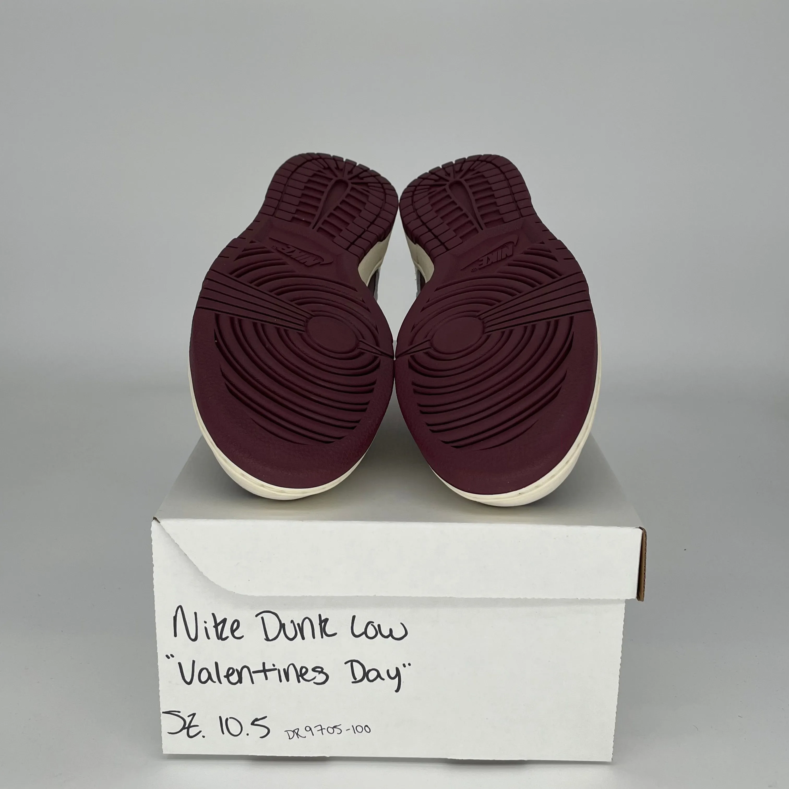 NIKE DUNK LOW VALENTINES DAY SIZE 10.5 DR9705-100