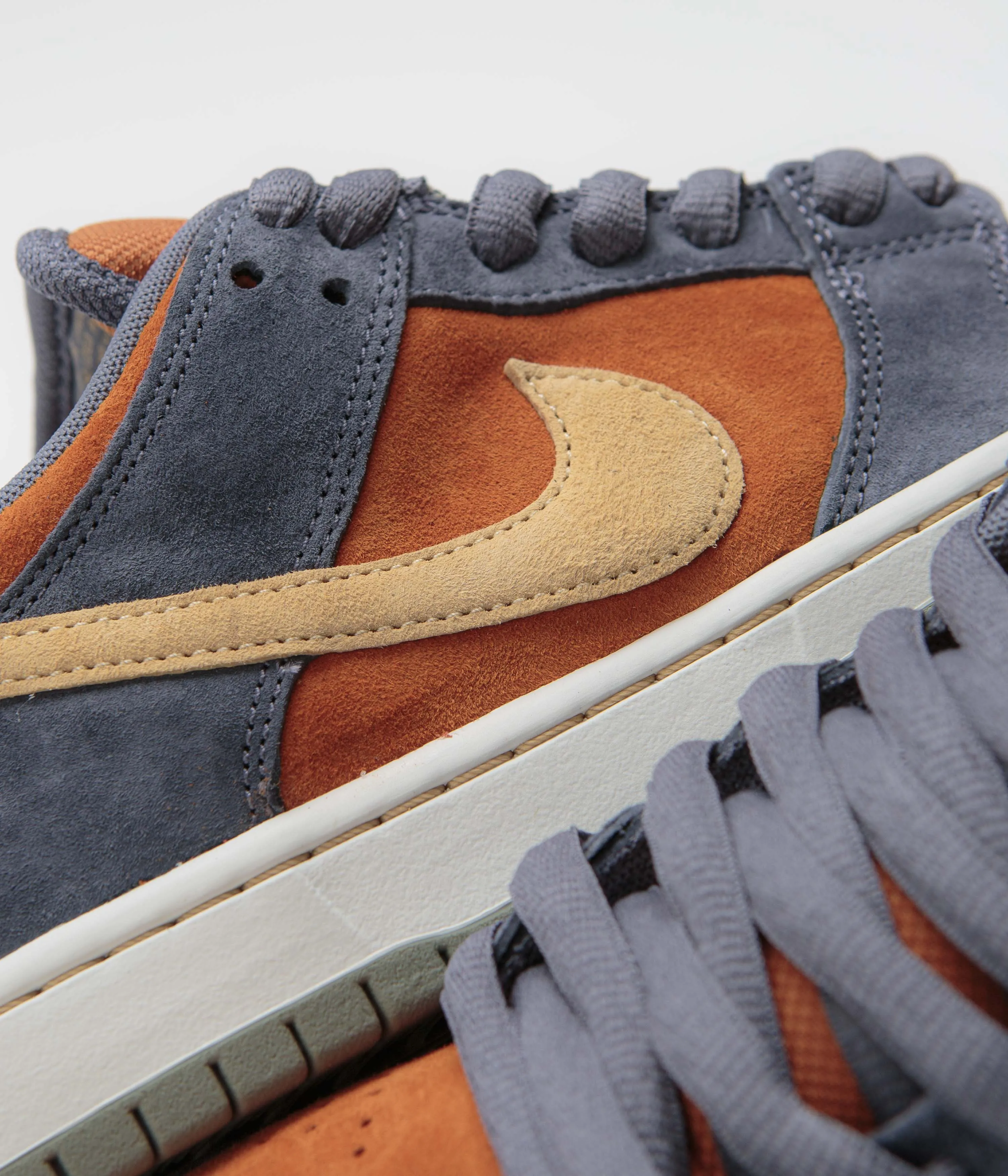 Nike SB Dunk Low Pro Shoes - Light Carbon / Sesame - Monarch Nike SB Clothing